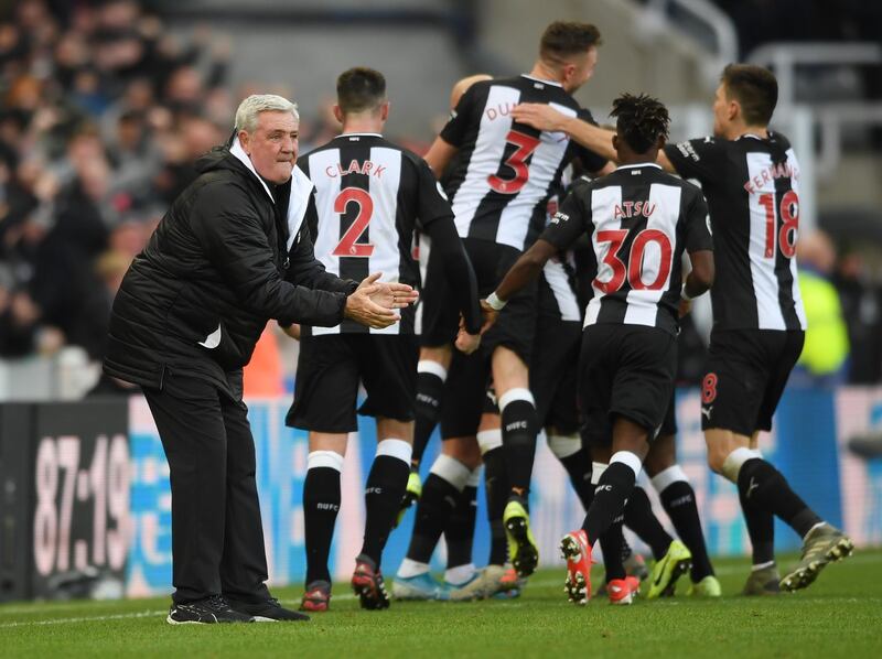 NEWCASTLE UPON TYNE, ENGLAND - NOVEMBER 30: Newcastle manager Steve Bruce celebrates with his players after Jonjo Shelvey had scored the 2nd Newcastle goal during the Premier League match between Newcastle United and Manchester City at St. James Park on November 30, 2019 in Newcastle upon Tyne, United Kingdom. (Photo by Stu Forster/Getty Images)