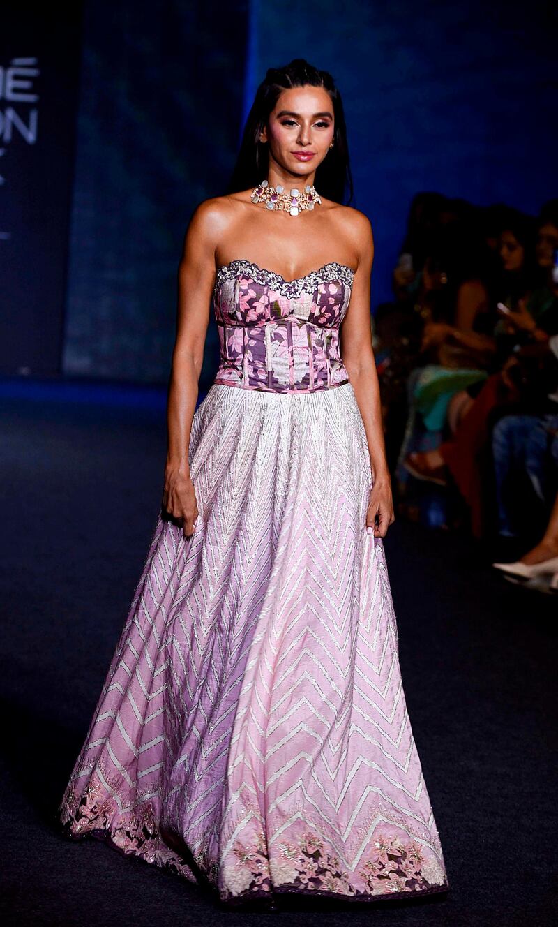 Indian Bollywood singer and actress Shibani Dandekar presents a creation by designer Bandana Narula at Lakmé Fashion Week (LFW) Winter Festive 2019 in Mumbai on August 24, 2019.  - XGTY / RESTRICTED TO EDITORIAL USE
 / AFP / Sujit Jaiswal / XGTY / RESTRICTED TO EDITORIAL USE
