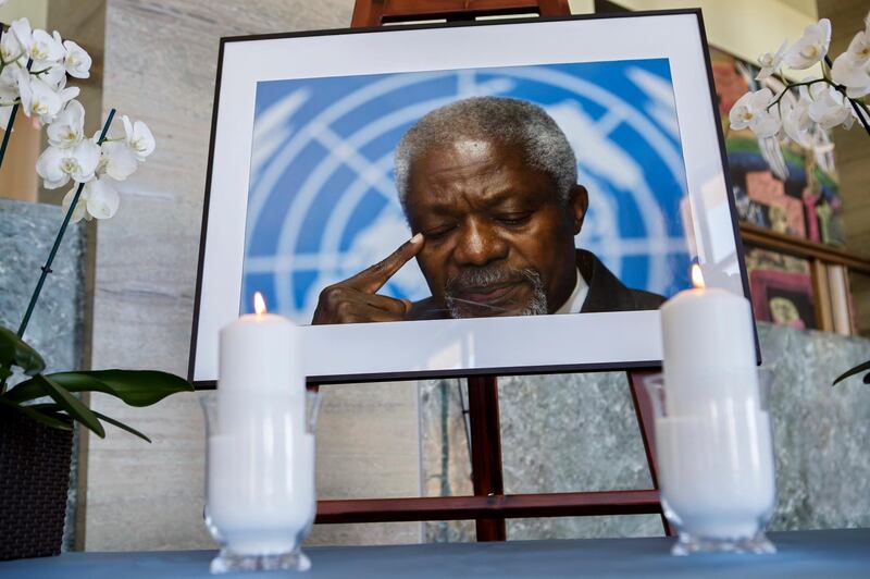 epa06960389 Two candles burns in front of portrait from former United Nations Secretary General Kofi Annan, during a little ceremony of UN staff for to pay tribute to Kofi Annan, at The Salle des Pas Perdu of the European headquarters of the United Nations in Geneva, Switzerland, 20 August 2018. The former UN Secretary General Kofi Annan died on 18 August 2018 at the age of 80.  EPA/SALVATORE DI NOLFI