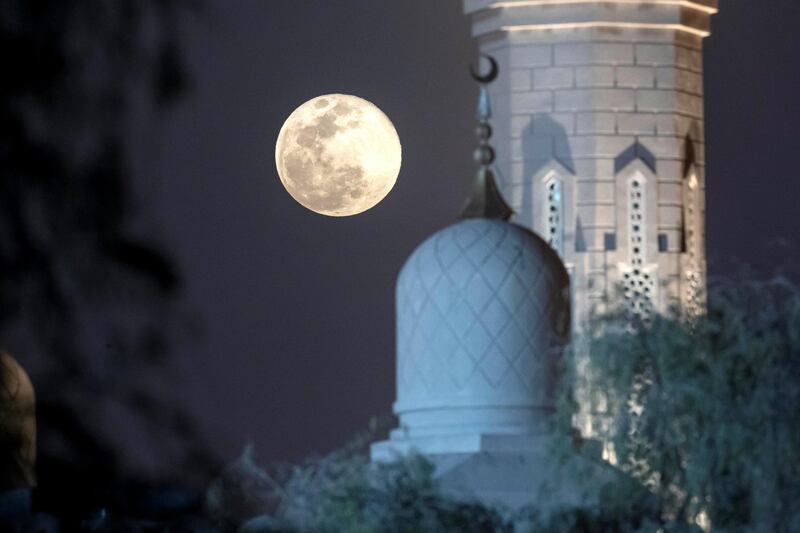 DUBAI, UNITED ARAB EMIRATES. 08 APRIL 2020. super Moon in Dubai. (Photo: Antonie Robertson/The National) Journalist: Standalone. Section: National.