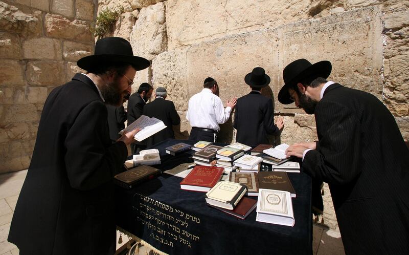 Jerusalem - May 4th  ,  2008 -Jewish Men pray at the Western Wall,Jerusalem   ( Andrew Parsons  /  The National ) *** Local Caption *** ap008-0405-western wall.jpg