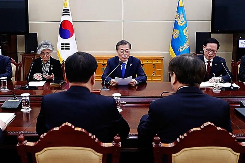 SEOUL, SOUTH KOREA - MARCH 06: In this handout image provided by the South Korean Presidential Blue House, Chung Eui-Yong (front L) head of the presidential National Security Office reporte to South Korean President Moon Jae-In (C) after their visited in North Korea at the presidential Blue House on March 6, 2018 in Seoul, South Korea. South and North Korea agreed to hold the summit meeting in Panmunjom in April.  (Photo by South Korean Presidential Blue House via Getty Images)