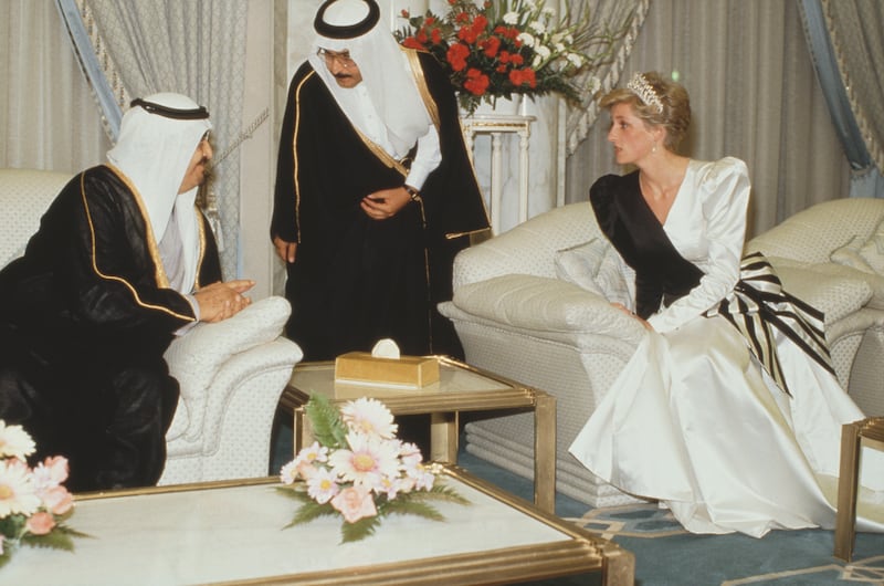 The princess with King Fahd of Saudi Arabia during a reception in Riyadh, in November 1986. She is wearing an Emanuel evening dress. 