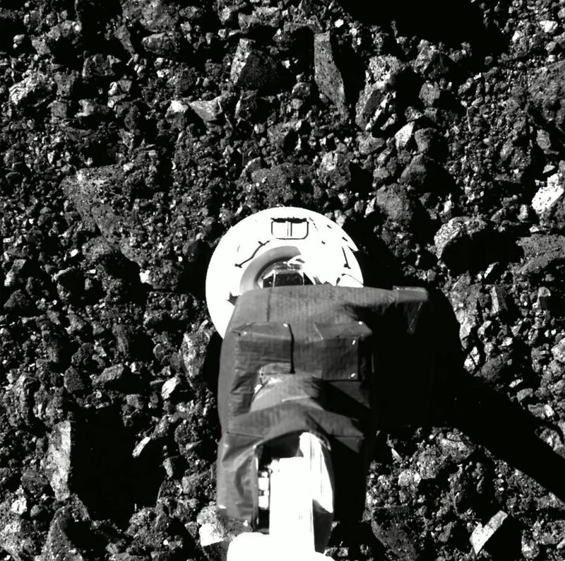 The Osiris-Rex craft touches down on the asteroid Bennu to collect soil samples. Photo: Nasa 