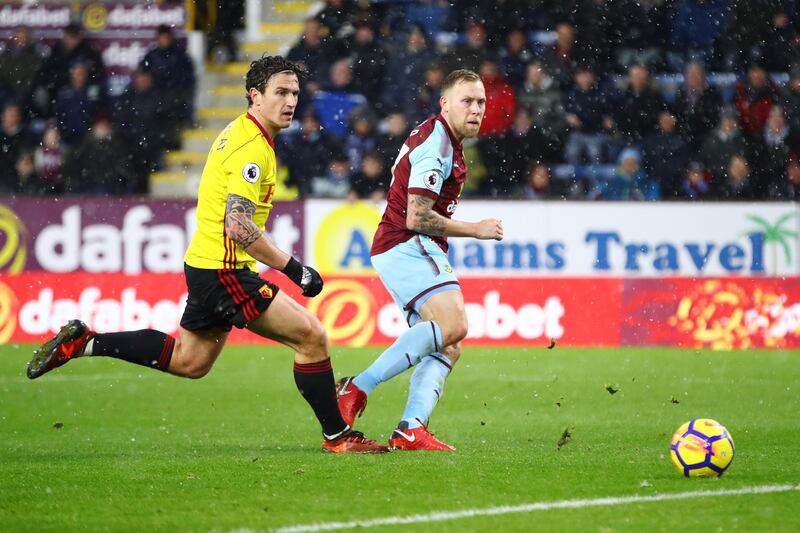 BURNLEY, ENGLAND - DECEMBER 09:  Scott Arfield of Burnley scores his sides first goal while under pressure from Daryl Janmaat of Watford during the Premier League match between Burnley and Watford at Turf Moor on December 9, 2017 in Burnley, England.  (Photo by Clive Brunskill/Getty Images)
