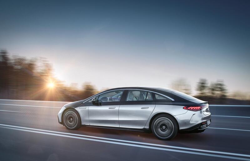 Mercedes-EQ, EQS 580 4MATIC, Exterieur, Farbe: hightechsilber/obsidianschwarz, AMG-Line, Edition 1;( Stromverbrauch kombiniert: 20,0-16,9 kWh/100 km; CO2-Emissionen kombiniert: 0 g/km);Stromverbrauch kombiniert: 20,0-16,9 kWh/100 km; CO2-Emissionen kombiniert: 0 g/km*

Mercedes-EQ, EQS 580 4MATIC, Exterior, colour: high-tech silver/obsidian black, AMG-Line, Edition 1; (combined electrical consumption: 20.0-16.9 kWh/100 km; combined CO2 emissions: 0 g/km);Combined electrical consumption: 20.0-16.9 kWh/100 km; combined CO2 emissions: 0 g/km