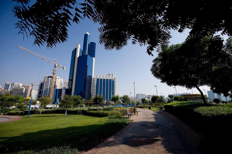 October 14, 2008 / Abu Dhabi / A view of Baynunah Hilton Tower from the Abu Dhabi Corniche Park, Tuseday, October 14, 2008 in Abu Dhabi. Wireless connection will soon be available along the Corniche Park area. (Rich-Joseph Facun / The National) *** Local Caption *** RJF003-1014-WIFI.jpg