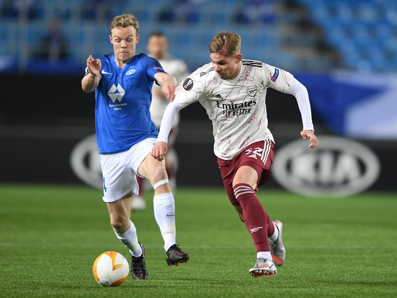 MOLDE, NORWAY - NOVEMBER 26: Emile Smith Rowe of Arsenal takes on Erling Knudtzon of Molde during the UEFA Europa League Group B stage match between Molde FK and Arsenal FC at Molde Stadion on November 26, 2020 in Molde, Norway. (Photo by David Price/Arsenal FC via Getty Images)