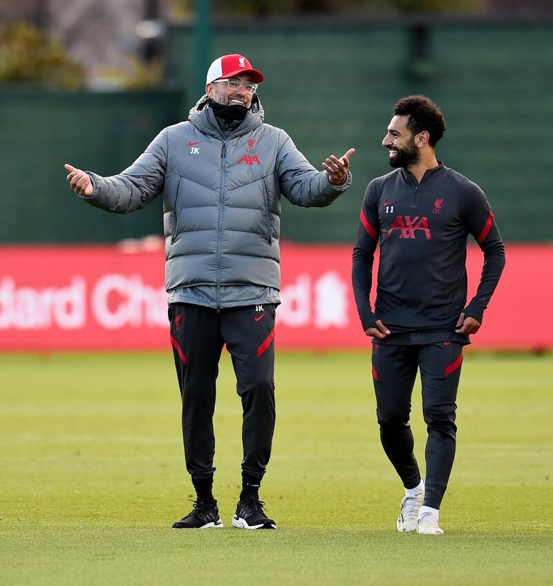 LIVERPOOL, ENGLAND - SEPTEMBER 25: (THE SUN OUT, THE SUN ON SUNDAY OUT) Jurgen Klopp manager of Liverpool talking with Mohamed Salah of Liverpool during the training session at Melwood Training Ground on September 25, 2020 in Liverpool, England. (Photo by Andrew Powell/Liverpool FC via Getty Images)
