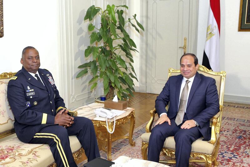 A handout picture made available by the Egyptian Presidency on May 20, 2015 shows Egyptian President Abdel Fattah al-Sisi (R) meeting with General Lloyd Austin, Commander of US Central Command, at the presidential palace in Cairo. AFP PHOTO / HO / EGYPTIAN PRESIDENCY 
=== RESTRICTED TO EDITORIAL USE MANDATORY CREDIT "AFP PHOTO / HO / EGYPTIAN PRESIDENCY " - NO MARKETING NO ADVERTISING CAMPAIGNS - DISTRIBUTED AS A SERVICE TO CLIENTS === (Photo by - / EGYPTIAN PRESIDENCY / AFP)