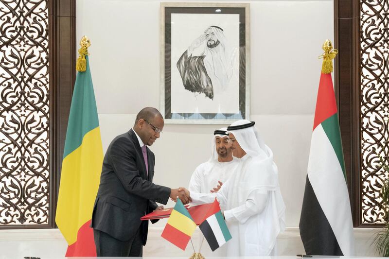 ABU DHABI, UNITED ARAB EMIRATES - May 20, 2019: HH Sheikh Mohamed bin Zayed Al Nahyan, Crown Prince of Abu Dhabi and Deputy Supreme Commander of the UAE Armed Forces (C), witnesses an MOU signing between HE Sultan bin Saeed Al Mansouri, UAE Minister of Economy (R) and HE Boubou Cisse, Prime Minister of Mali (L), at Al Bateen Palace.

( Mohamed Al Hammadi / Ministry of Presidential Affairs )
---