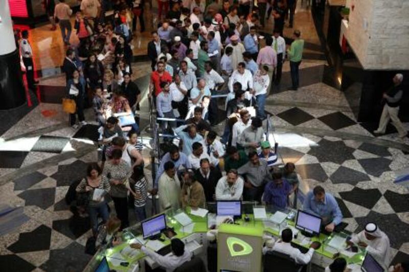 
DUBAI , UNITED ARAB EMIRATES  Ð  Jan 15 : People standing in a queue to re - register their mobile SIM cards at the Etisalat outlet in Mall of the Emirates in Dubai. ( Pawan Singh / The National ) For News. Story by Nadeem
