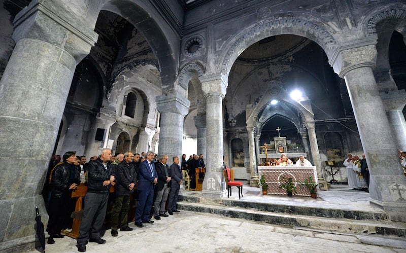 epa07247700 Iraqi Christians attend a mass during a Christmas Eve celebrations at the al-Tahira al-Kubra church at the Assyrian town of Qaraqosh, some 13 km east of Mosul, northern Iraq, 24 December 2018. Hundreds of Iraqi Christians held their prayers in Mosul under tight security.  EPA-EFE/AMMAR SALIH *** Local Caption *** 54859466