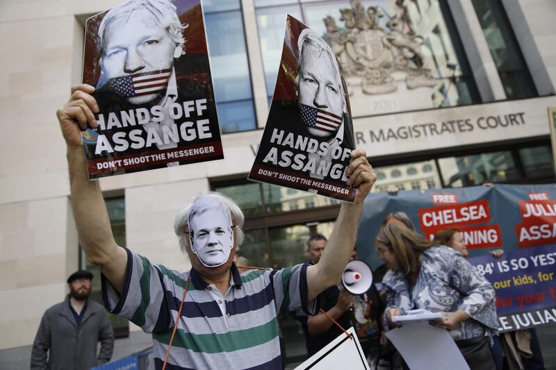 Supporters of WikiLeaks founder Julian Assange hold placards and a banners in protest outside Westminster Magistrates Court in London on May 30, 2019 where there was a short hearing in Assange's extradition case. Britain's review of a US request to extradite WikiLeaks founder Julian Assange on espionage charges was moved Thursday to July, with his lawyer reporting the whistleblower in poor health. / AFP / Tolga AKMEN
