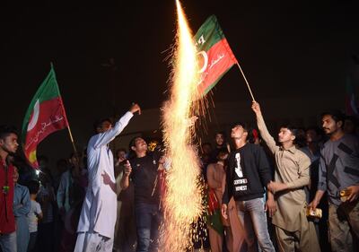 Supporters of Pakistan's cricketer-turned politician Imran Khan, and head of the Pakistan Tehreek-e-Insaf (Movement for Justice) party, celebrate in Karachi on July 27, 2018.
 A group of Pakistani political parties announced on July 27,  a protest demanding new elections following allegations of rigging in this week's nationwide polls that were won by cricket hero Imran Khan's party.  / AFP / RIZWAN TABASSUM
