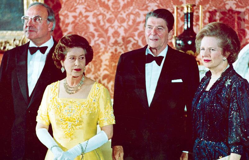 Queen Elizabeth with the West German chancellor at the time Helmut Kohl, Reagan, and the British prime minister at the time Margaret Thatcher at Buckingham Palace. AP