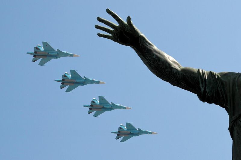 Su-34 military fighter jets fly in formation during a rehearsal for the Victory Day parade, which marks the anniversary of the victory over Nazi Germany in World War Two, above a monument to Kuzma Minin and Dmitry Pozharsky in Red Square in central Moscow, Russia May 7, 2019. REUTERS/Shamil Zhumatov     TPX IMAGES OF THE DAY