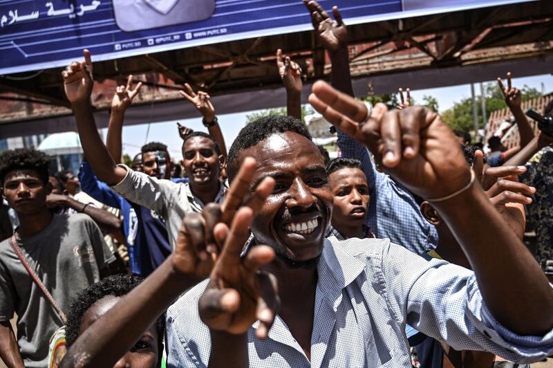 Sudanese protesters flash the V for victory sign as they chant slogans during a protest near the military headquarters in the capital Khartoum on April 21, 2019.  Sudanese protest leaders are expected to unveil today a civilian council that they want to take power from the army rulers, who have resisted calls to step down despite mass demonstrations.
Thousands of protesters gathered outside the army headquarters in central Khartoum ahead of the announcement, a day after the two sides pledged to hold more talks
  / AFP / OZAN KOSE
