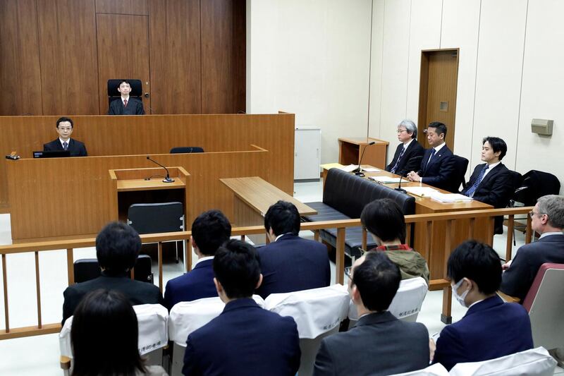 Judge Yuichi Tada (back 2nd L) sits while members of former Nissan chairman Carlos Ghosn's legal team, including chief lawyer Motonari Otsuru (3rd R), Go Kondo (2nd R) and Masato Oshikubo (R), look on in a courtroom ahead of a court hearing on Ghosn's case of Ghosn at the Tokyo District Court in Tokyo on January 8, 2019. - Former Nissan boss Carlos Ghosn appeared in public on January 8 for the first time since his arrest in November rocked the business world, as he offers his side of the story in a high-profile court hearing. (Photo by Kiyoshi Ota / POOL / AFP)