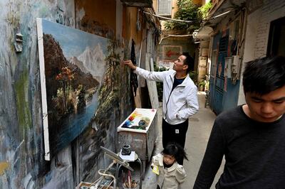 A Dafen artist works in an alley 