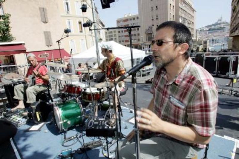 Les trois membre du groupe marseillais Moussu T i lei Jovents se produisent sur la place de Lenche, le 24 juin 2006 ˆ Marseille. Marseille, ville portuaire et cosmopolite, est devenue depuis quelques annŽes un laboratoire du mŽtissage musical avec des groupes mŽlangeant reggae, country, blues et percussions nord-africaines ˆ la sauce rŽgionale des luttes ouvrires et de l'occitan.     AFP PHOTO ANNE-CHRISTINE POUJOULAT