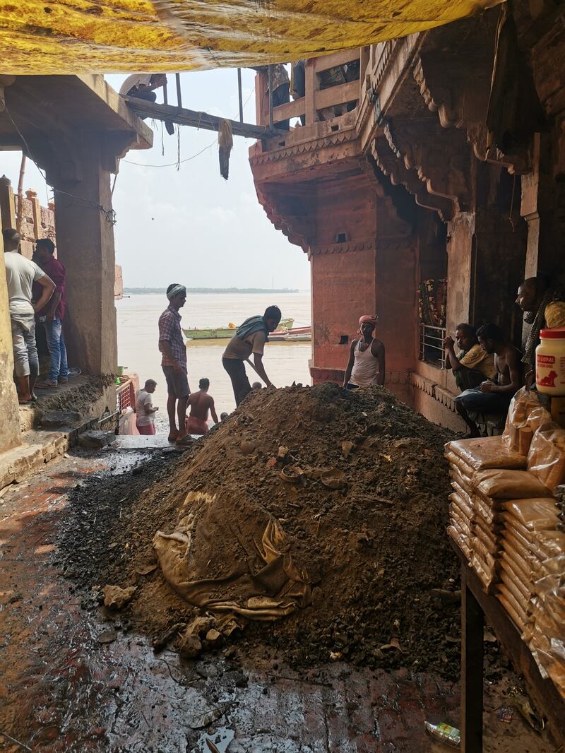 Doms sifting ashes next to the Ganges for gold jewellery after the cremation of the body. 