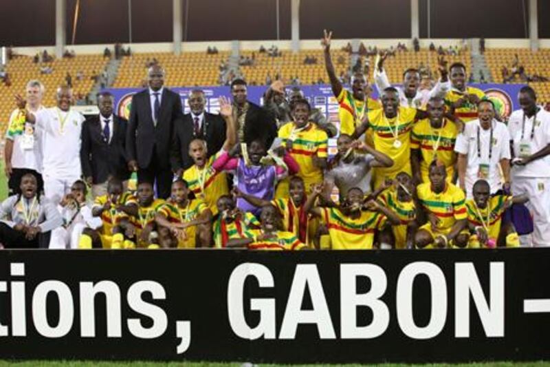 Mali's players and team officials pose with their bronze medals after defeating Ghana in their third place match at the African Nations Cup tournament in Malabo February 11, 2012.   REUTERS/Luc Gnago (EQUATORIAL GUINEA - Tags: SPORT SOCCER)