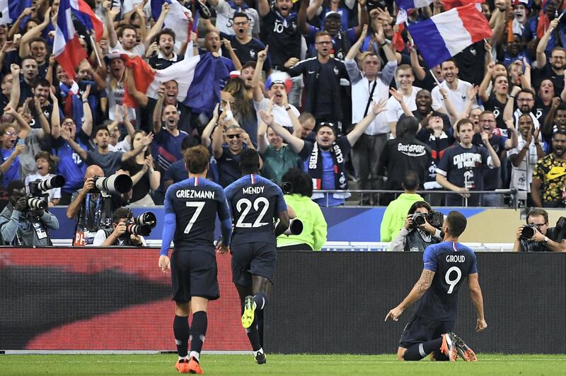 France's forward Olivier Giroud celebrates with teammates after scoring a goal during the UEFA Nations League football match between France and Netherlands at the Stade de France stadium, in Saint-Denis, northern of Paris, on September 9, 2018. / AFP PHOTO / Anne-Christine POUJOULAT
