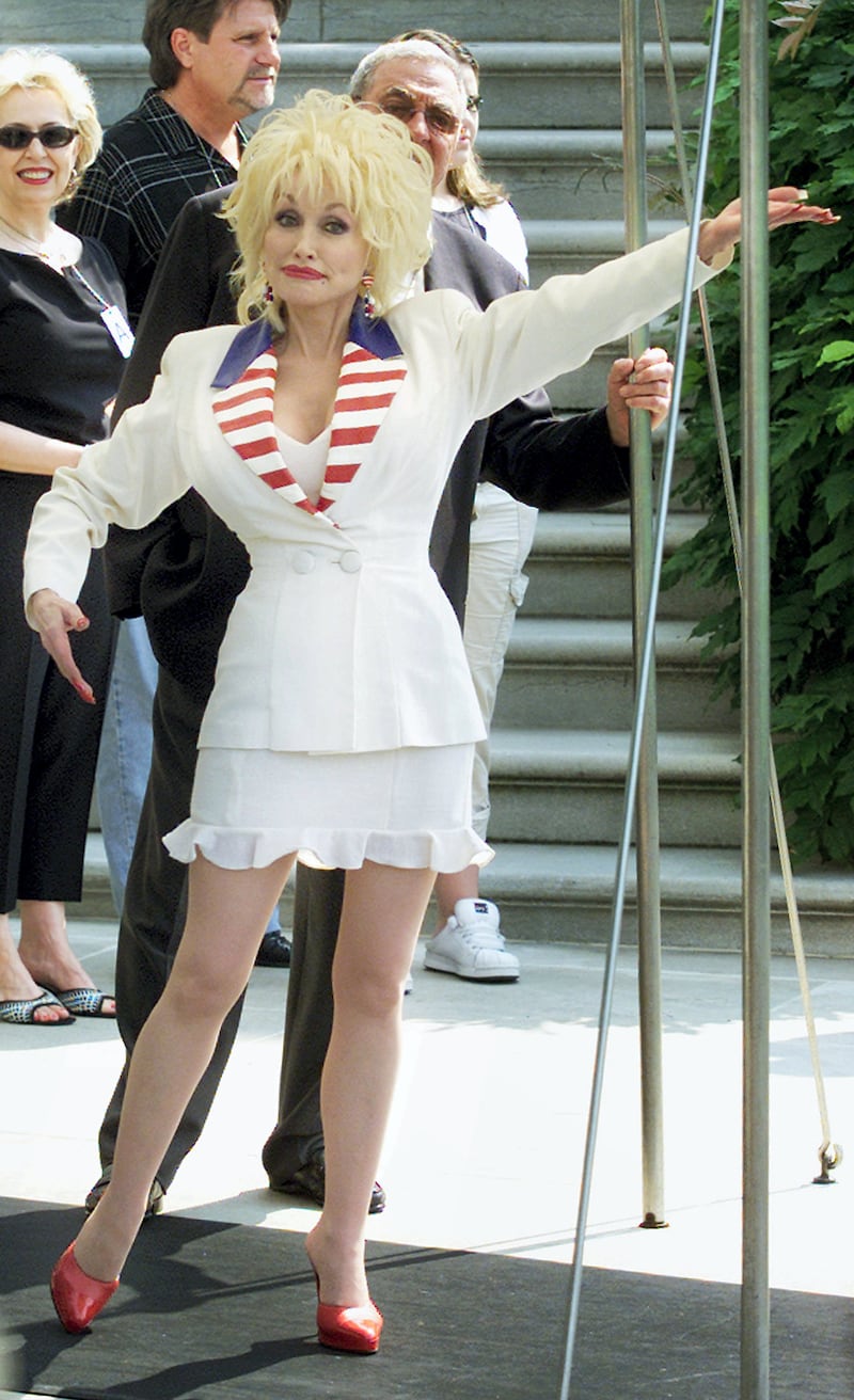 Singer Dolly Parton motions to the press on the South Grounds of the
White House in Washington, July 4, 2003. Parton will perform tonight on
the west front of the U.S. Capitol Building. REUTERS/William Philpott

WP/GAC
