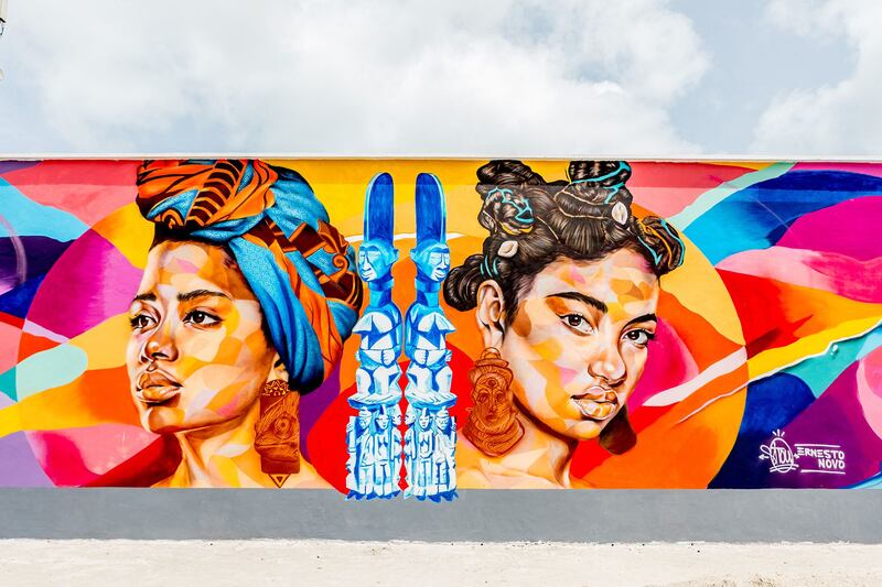 A general view of one of the works produced by the Togolese artist Sitou Matthia, as part of the Effet Graff festival, whose objective is to achieve one of the longest murals in the world, in Cotonou on May 18, 2022.  - 26 Beninese and international graffiti artists are taking part in the eighth edition of the Effet Graff festival in Cotonou, with the ambition of creating one of the largest murals in the world that traces the history and culture of Benin.  The fresco pays tribute in particular to the 26 Beninese treasures looted by French colonial troops and returned to Benin in November 2021, and the theme of this edition is a "new Benin".  (Photo by YANICK FOLLY  /  AFP)