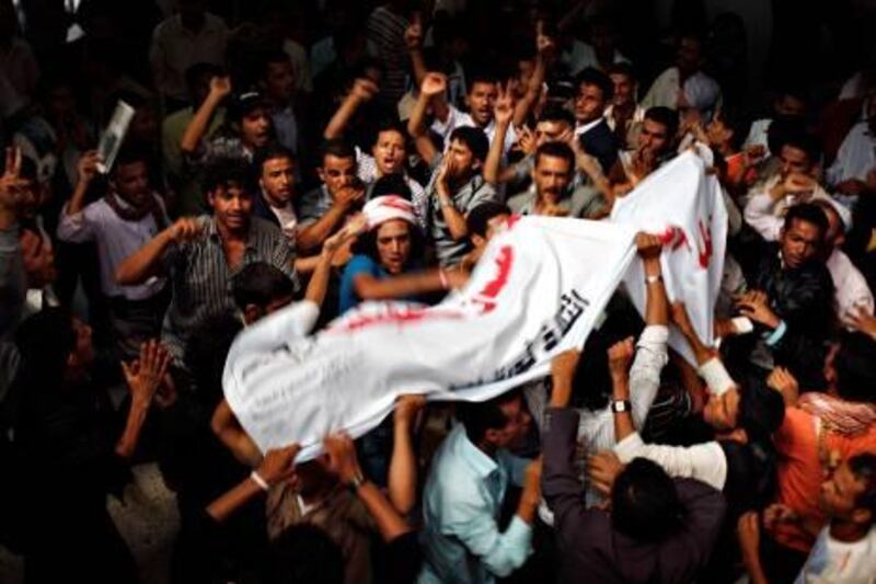 Students scuffle as some try to enforce a boycott of studies at Sanaa University campus as part of protests demanding Yemen's President Ali Abdullah Saleh to step down, September 18, 2011. REUTERS/Khaled Abdullah (YEMEN) *** Local Caption ***  SAN03_YEMEN-_0918_11.JPG