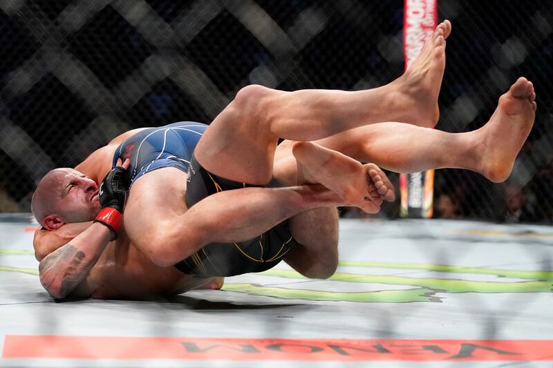 Alexander Volkanovski, left, wrestles with Brian Ortega. AP Photo