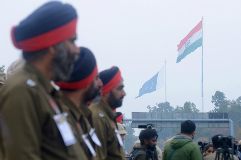 Indian policemen and media personnel wait for the return of Indian pilot Indian Air Force (IAF) Wing Commander Abhinandan Varthaman at the India-Pakistan Wagah border on March 1, 2019.  Pakistan freed a captured Indian pilot on March 1 in a 'peace gesture' aimed at lowering temperatures with its nuclear arch-rival, after rare aerial raids ignited fears of a dangerous conflict in South Asia. / AFP / NARINDER NANU
