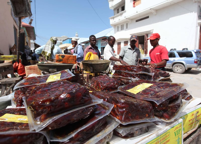 People buy dates at a stall in Somalia's capital Mogadishu as Muslims prepare for the fasting month of Ramadan, the holiest month in the Islamic calendar, July 8, 2013. REUTERS/Feisal Omar (SOMALIA - Tags: FOOD SOCIETY RELIGION) *** Local Caption ***  AFR04_SOMALIA_0708_11.JPG