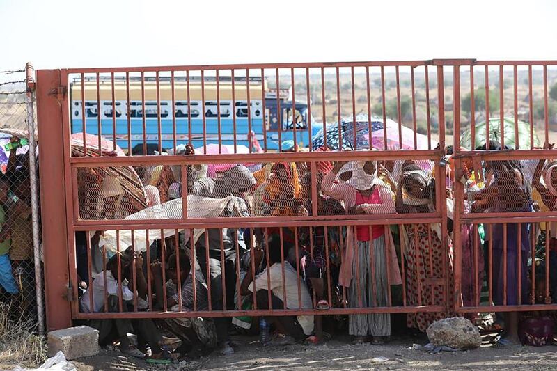 Refugees waiting for aid outside the reception centre in Hamdiyet.  Credit : Hussein Saleh Ary