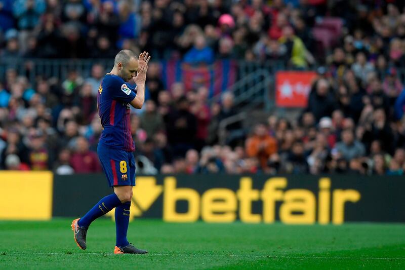 Barcelona's Spanish midfielder Andres Iniesta leaves the pitch during the Spanish league football match FC Barcelona against Club Atletico de Madrid at the Camp Nou stadium in Barcelona on March 04, 2018. / AFP PHOTO / LLUIS GENE