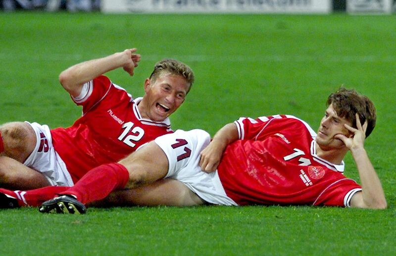 Danish forward Brian Laudrup (R) poses on the pitch next to team-mate Soren Colding (L) after Laudrup score the 2-2 equalizer 03 July during the 1998 Soccer World Cup quarter-final match between Denmark and Brazil at the Stade de la Beaujoire in Nantes. Brazil is leading 3-2 in the second half.  (ELECTRONIC IMAGE)  AFP PHOTO (Photo by PATRICK KOVARIK / AFP)