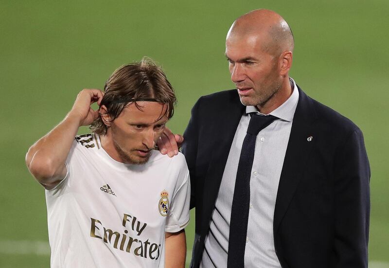 Zinedine Zidane , coach of Real Madrid speaks, with Luka Modric. Getty