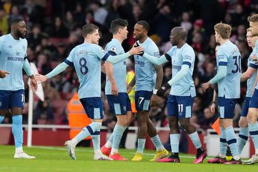 Brentford's Ivan Toney, centre, celebrates with teammates after scoring his side's first goal goal during the English Premier League soccer match between Arsenal and Brentford at Emirates stadium in London, Saturday, Feb.  11, 2023.  (AP Photo / Frank Augstein)