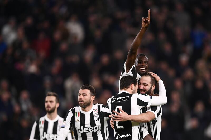 TOPSHOT - Juventus' French midfielder Blaise Matuidi (rear R) celebrates with teammates after scoring a goal during the Italian Serie A football match between Juventus and Atalanta on March 14, 2018 at the Allianz Stadium in Turin. / AFP PHOTO / MARCO BERTORELLO
