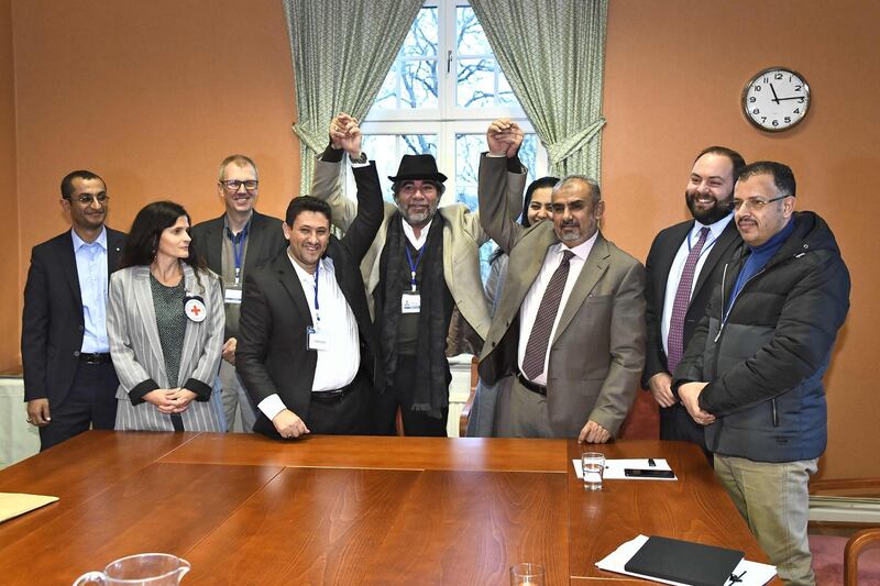 CORRECTION / Representatives of the Huthi rebel delegation (L) and representatives of the Yemeni government's delegation (R) pose for a picture with representatives from the office of the UN Special Envoy for Yemen and the International Red Cross Committee (ICRC) during the ongoing peace talks on Yemen held at Johannesberg Castle in Rimbo, north of Stockholm, Sweden, December 11, 2018. Yemen's government and rival rebels announced plans for a mass prisoner swap, exchanging at least 15,000 names, as UN-brokered talks on ending the country's war entered their seventh day. / AFP / POOL / Claudio BRESCIANI
