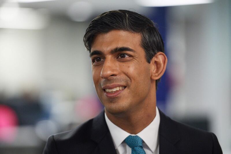 Britain's Chancellor of the Exchequer Rishi Sunak speaks to a member of staff during his visit to the headquarters of energy supplier Octopus Energy in London on October 05, 2020. The visit coincides with the company's plan to create 1,000 new technology jobs across sites in England. / AFP / POOL / Leon Neal
