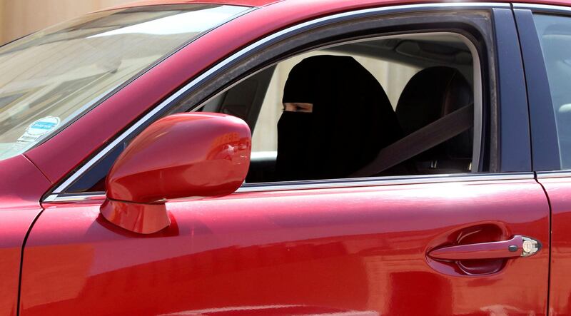 FILE PHOTO: A woman drives a car in Riyadh, Saudi Arabia on October 22, 2013.   REUTERS/Faisal Al Nasser/File Photo