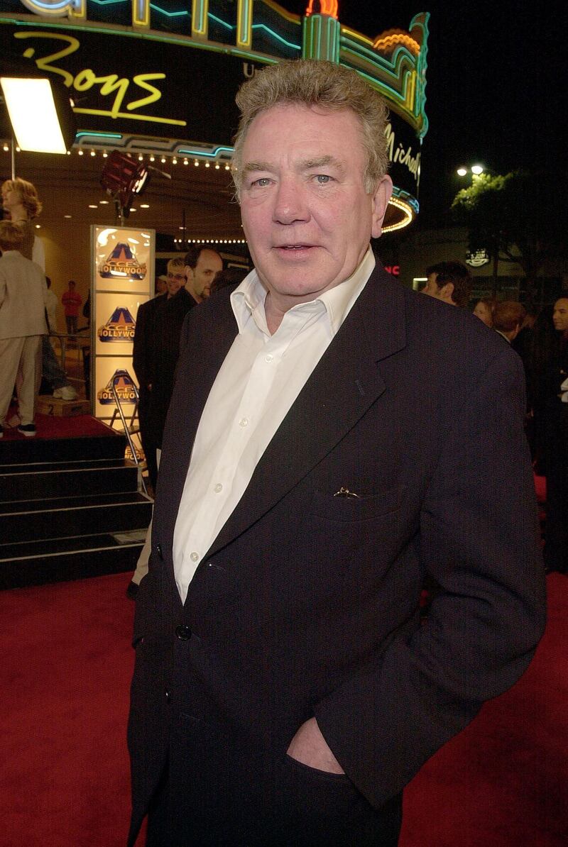 (FILES) In this file photo taken on March 14, 2000, British actor Albert Finney arrives to attend the premiere of his new film "Erin Brockovich" in Los Angeles. Veteran British actor Albert Finney, who starred in films including "Murder on the Orient Express" and "Erin Brockovich", has died at the age of 82, a family spokesman said Friday, February 8, 2019.  / AFP / LUCY NICHOLSON
