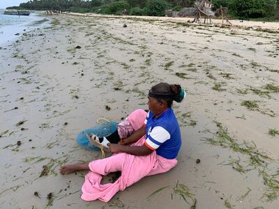  Raniamma gears up to go seaweed harvesting. Photo: Anuradha Nagaraj / Thomson Reuters Foundation