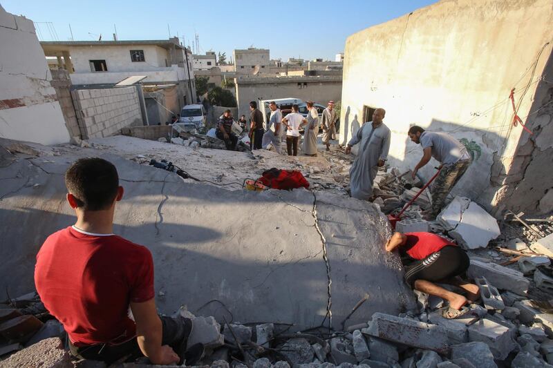 Syrian civilians look for survivors under the rubble of a building following a reported airstrike by Syrian regime forces in Maar Shurin on the outskirts of Maaret al-Numan in northwest Syria on August 27, 2019.  / AFP / Abdulaziz KETAZ
