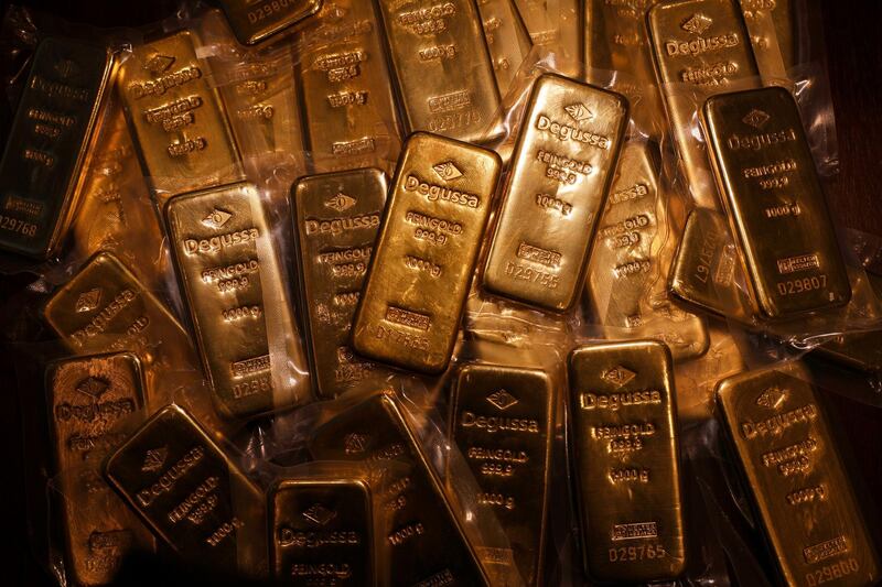 Thirty two, one kilogram bars of gold, worth a total of approximately one million British pounds sit on a table at the Sharps Pixley Ltd. showroom in this arranged photograph in London, U.K., on Thursday, Jan. 18, 2018. Amid the wild Bitcoin ride that’s wiped more than 40 percent off the cryptocurrency's price in a month, a pattern may be emerging: sellers are switching out of digital gold and into the real thing. Photographer: Luke MacGregor/Bloomberg