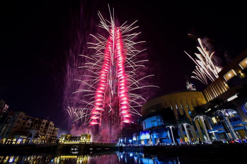 Fireworks explode from the Burj Khalifa, the world's tallest tower, in Dubai on January 1, 2017 / AFP PHOTO / STR