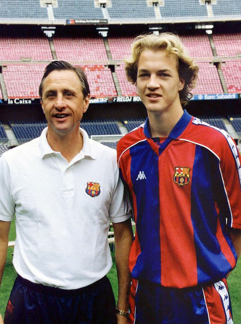 (FILES) A picture taken 03 June 1995 shows Dutch football star Johan Cruyff (L) posing with his son Jordi in Barcelona. Johan Cruyff will turn sixty on 25 April 2007. AFP PHOTO ANP - THE NETHERLANDS OUT (Photo by - / ANP / AFP)