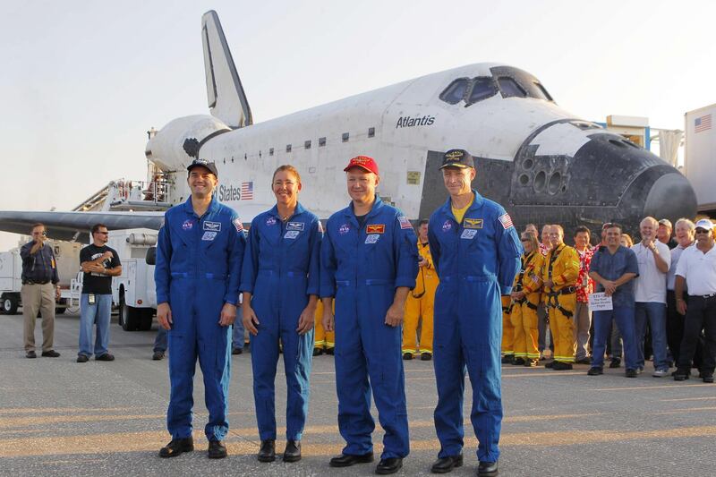 Space shuttle Atlantis crew pose on the runway July  21, 2011 at Kenedy Space Center in Florida after Atlantis landed, ending its 13-day mission and final flight for the space shuttle program. From L-R: mission specialists Rex Walheim and Sandy Magnus, pilot Doug Hurley and commander Chris Ferguson. AFP PHOTO/POOL/Scott AUDETTE
 *** Local Caption ***  464881-01-08.jpg